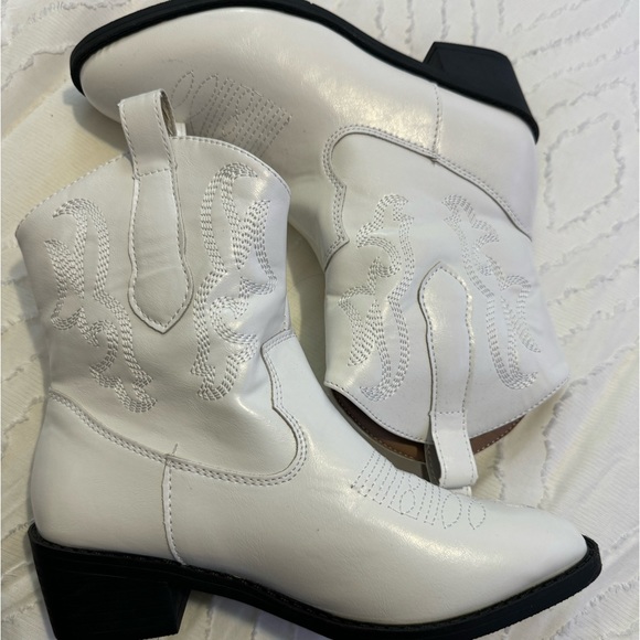 Women Embroidered Detail Slip On.Chunky Heeled Boots,Vacation Western Boots - Picture 3 of 5